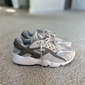 Nike Kids Sneakers in Gray and Cream